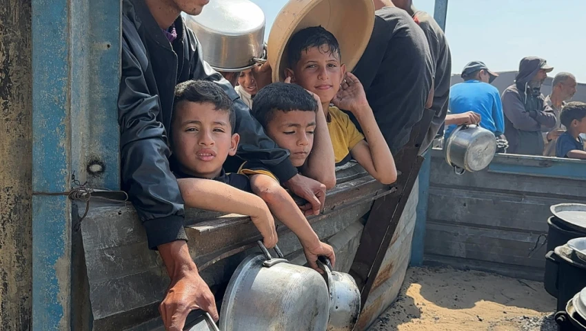 Palestinos esperan ayuda humanitaria Palestinos esperan ayuda humanitaria