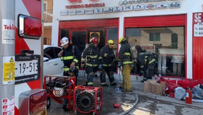 Incendian negocio de uniformes en Culiacán con tres empleados dentro