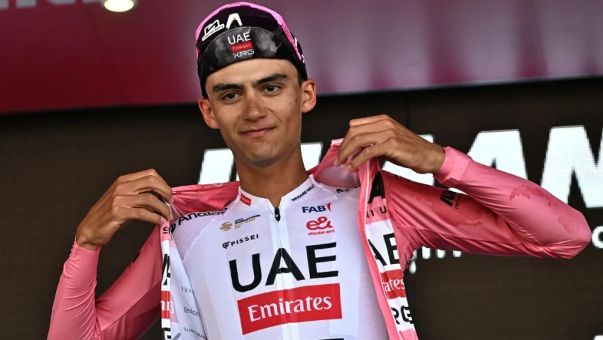 Isaac del Toro pierde la maglia rosa: Así le fue en la penúltima etapa del Giro de Italia 2025