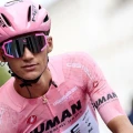 Isaac del Toro sobrevive al caos, amplía su ventaja y consolida su liderato en el Giro de Italia 2025