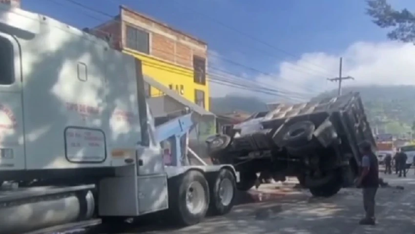 Joven queda prensada al caminar con su bebé en Chiapas: El choque de combi pirata y camión