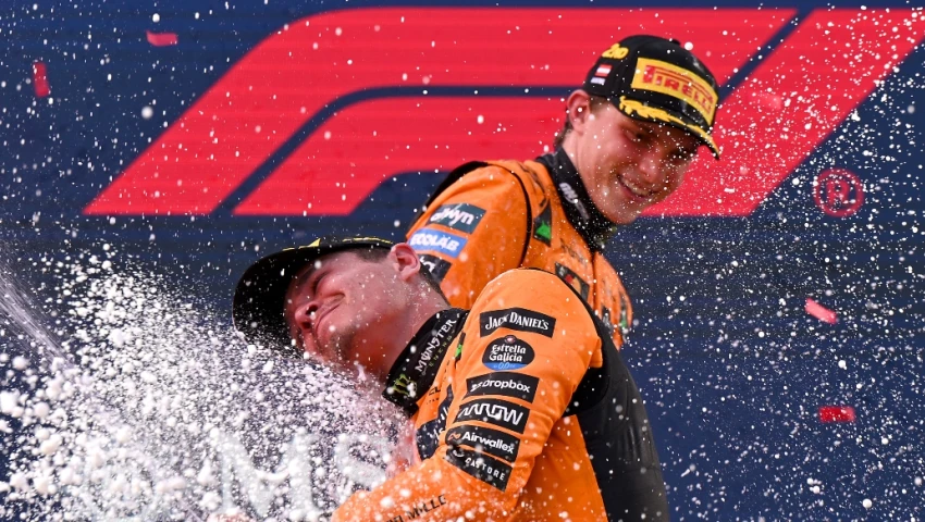 Lando Norris y Oscar Piastri de la escudería McLaren Lando Norris y Oscar Piastri de la escudería McLaren