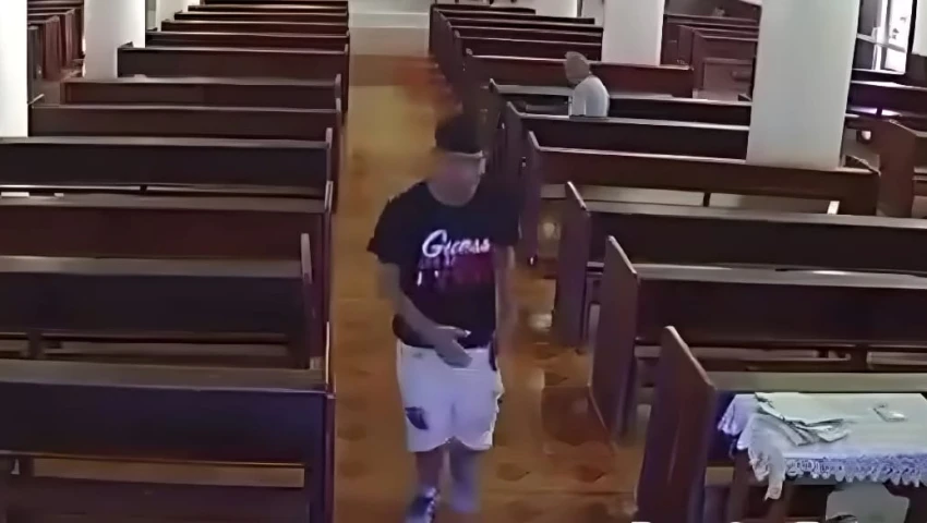 Ladrón roba celular a adulto mayor en iglesia