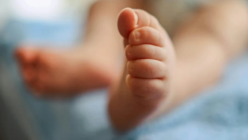 Madre deja a su bebé en un congelador para poder dormir