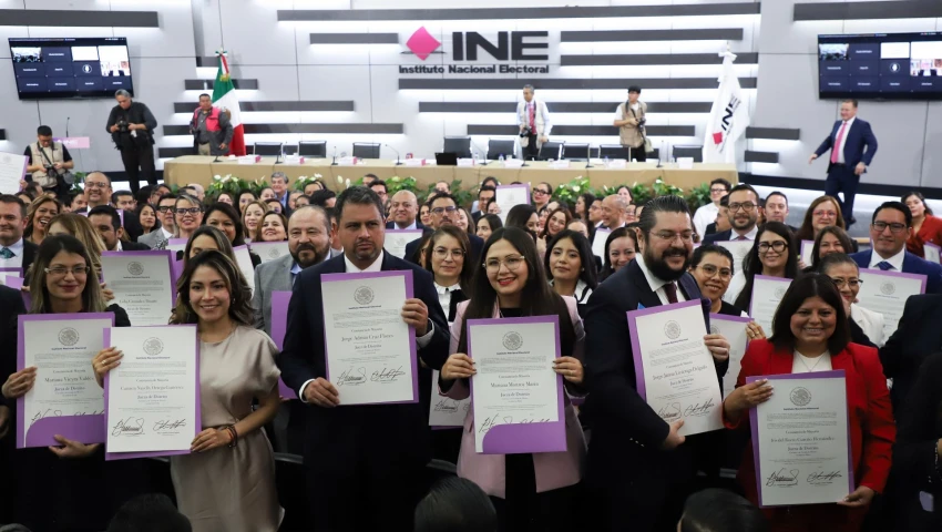 INE entrega constancias de mayoría a magistrados y jueces Magistrados y jueces reciben constancias de mayoría
