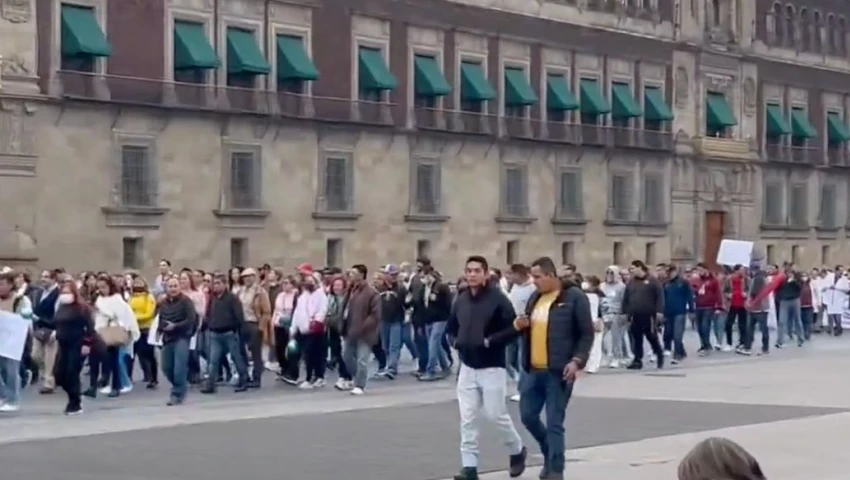 Trabajadores de la salud se manifiestan en Palacio Nacional; exigen pagos atrasados