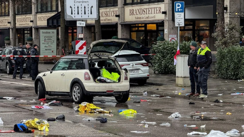 Mini Cooper embiste a manifestantes en Múnich, Alemania: hay heridos | VIDEO