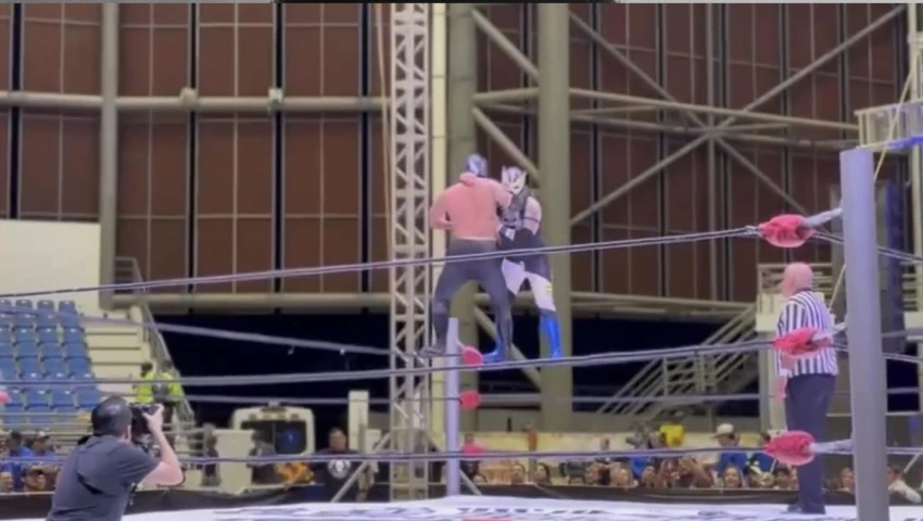 Luchador Misterius, grave por terrible caída debido a un ring defectuoso