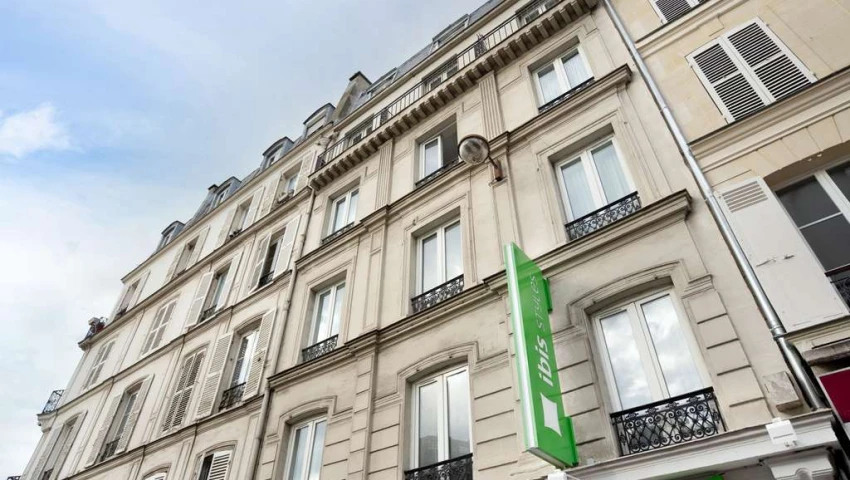 mujer arroja a su recién nacido de un hotel en paris