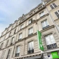 mujer arroja a su recién nacido de un hotel en paris