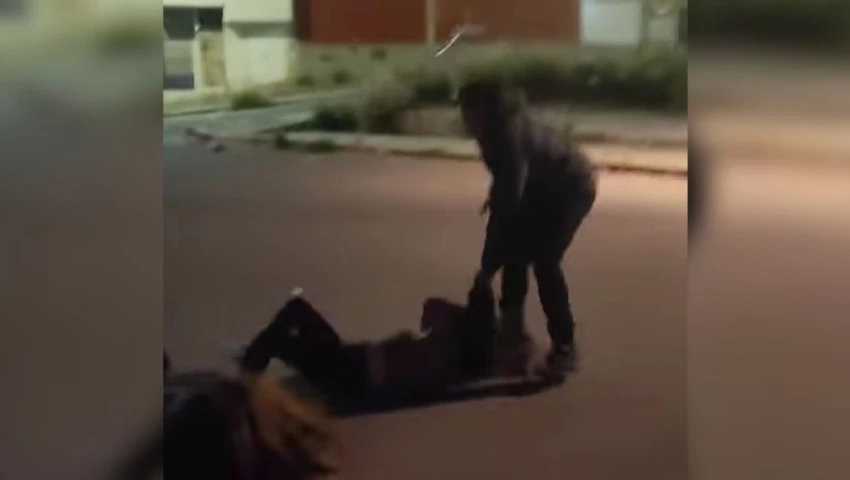 Policía golpea brutalmente a su expareja en Puebla frente a su hija |VIDEO
