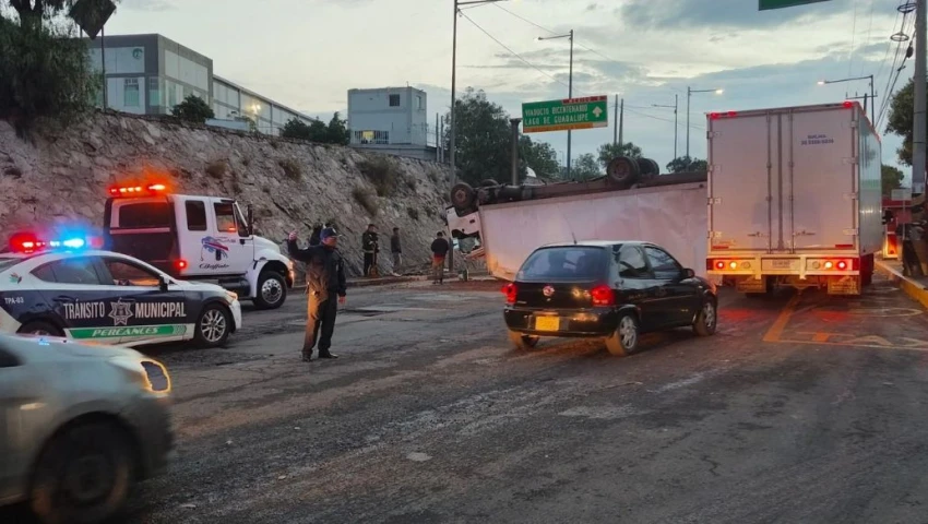 ¿Por qué hay tráfico en Gustavo Baz hoy, 27 de agosto? Volcadura de tráiler y rutas alternas en Tlalnepantla