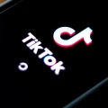 ¿Adiós a TikTok en EE.UU? Ley confirma prohibirlo y Trump salvarlo: Plazo crítico
