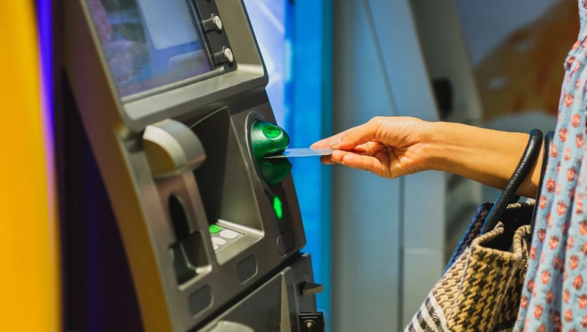 Este simple hábito en el cajero podría exponerte a fraudes: ¿lo estás haciendo?