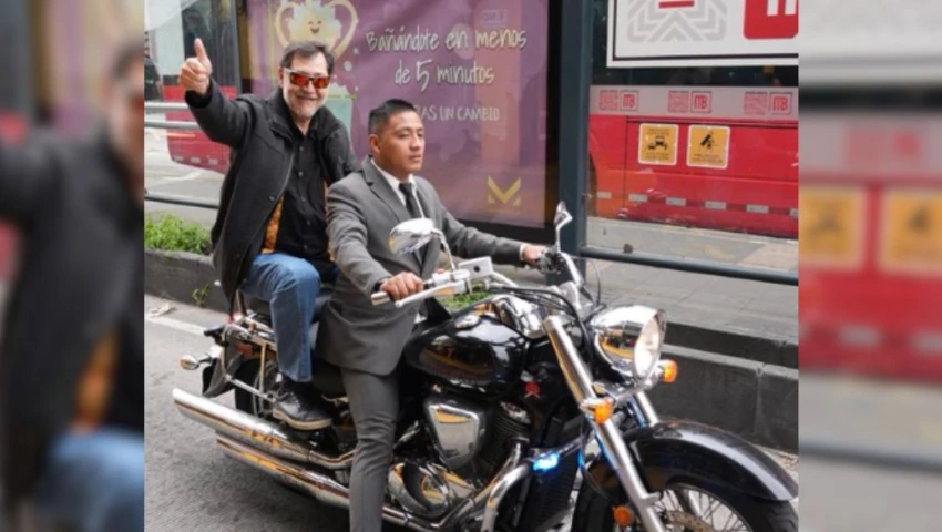 ¡En problemas! Fernández Noroña es criticado por viajar en moto sin casco