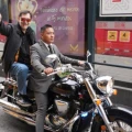 ¡En problemas! Fernández Noroña es criticado por viajar en moto sin casco