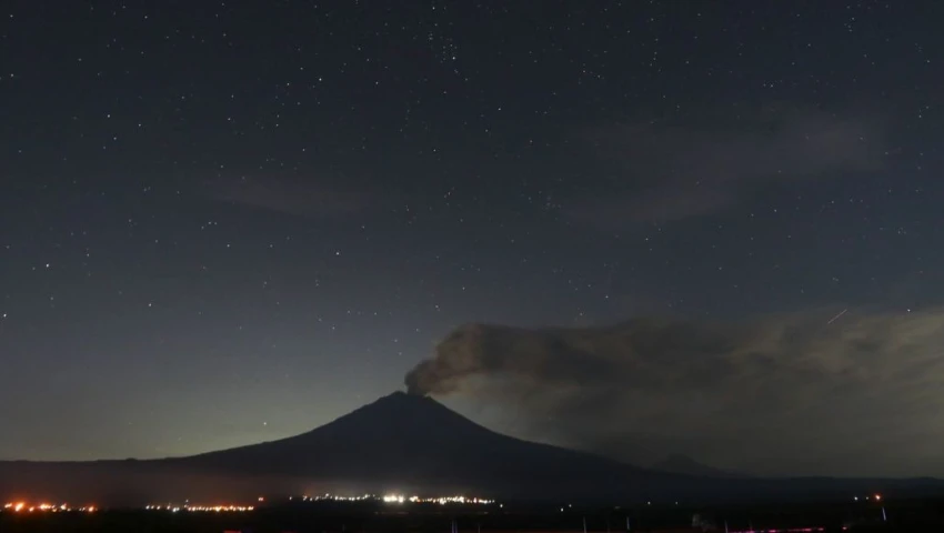 Estrella fugaz ilumina el Popocatépetl: Así se vivió la magia de las gemínidas | VIDEO