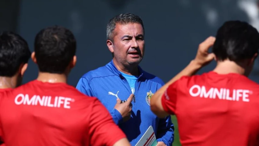 Chivas nombra a Arturo Ortega como DT interino para enfrentar al América