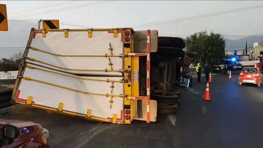 Tráiler volcado en el Circuito Exterior Mexiquense desata tráfico: Opciones viales