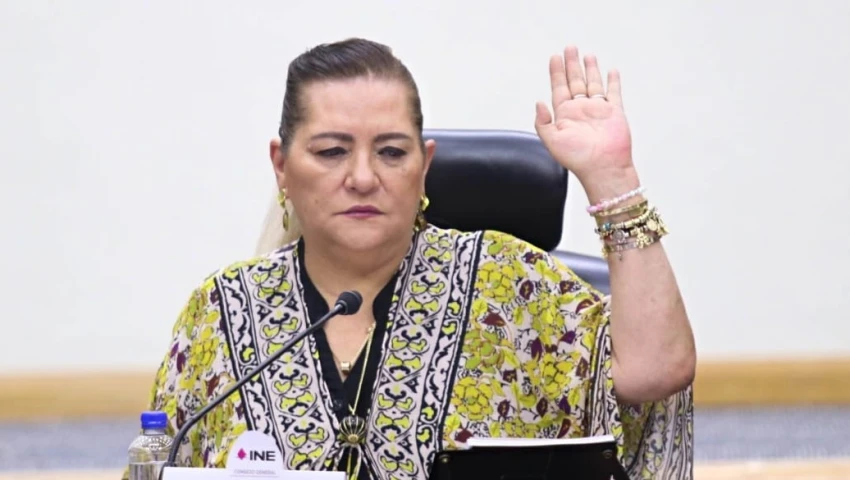 Presidenta del INE se otorga bono