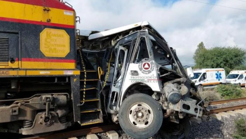 ¿Qué pasó en Comonfort? Tren embiste a camión de pasajeros y deja varios muertos y heridos | FOTOS