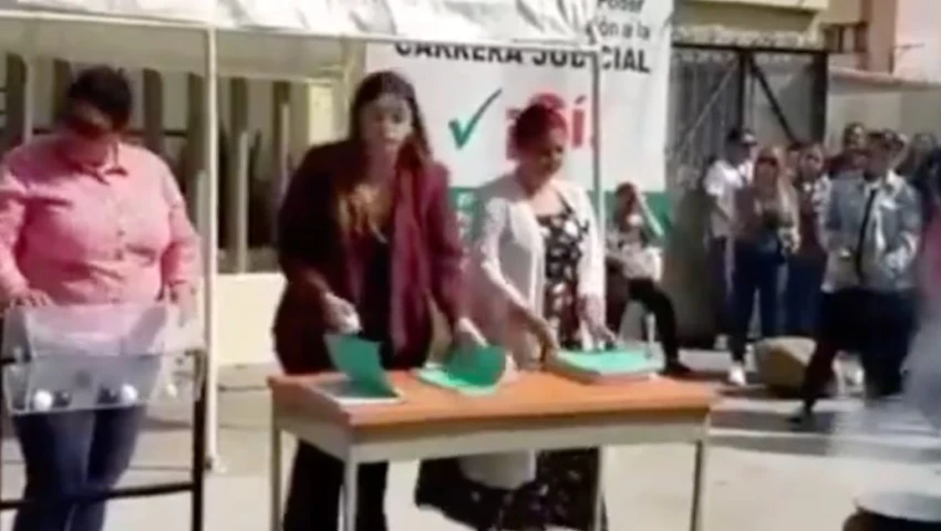 Trabajadores del Poder Judicial protestan quemando amparos por tómbola: qué sabemos