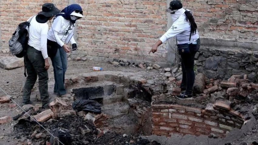 Autoridades y activistas recaban pistas en el rancho Izaguirre.