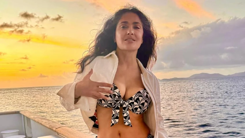 salma hayek posa en bikini