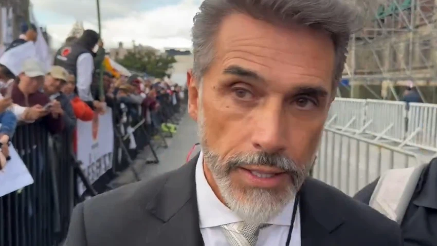 Sergio Mayer es corrido del Zócalo
